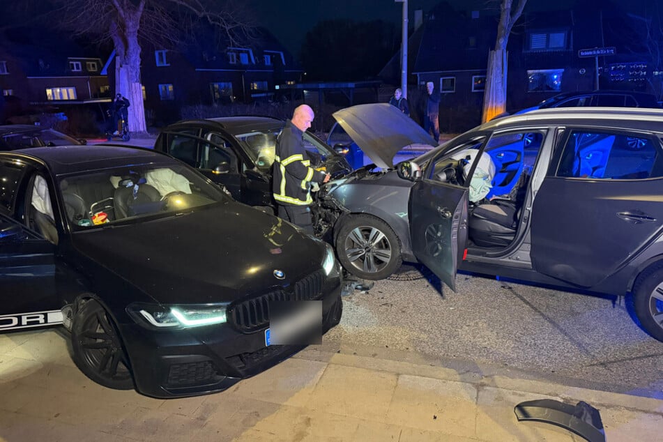 Mann baut schweren Frontalcrash und flieht