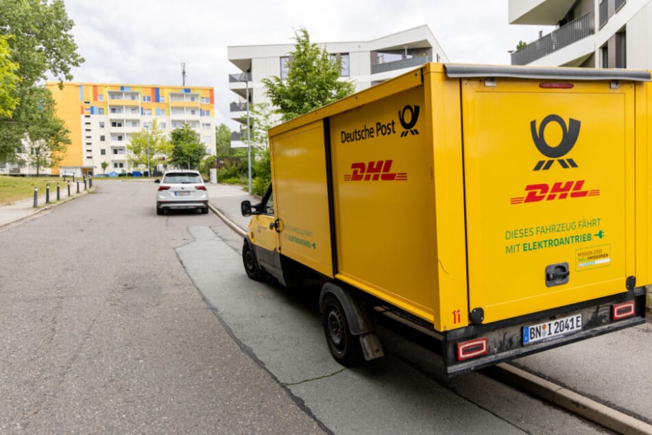 Ein Postfahrzeug steht an der Max-Opitz-Straße.