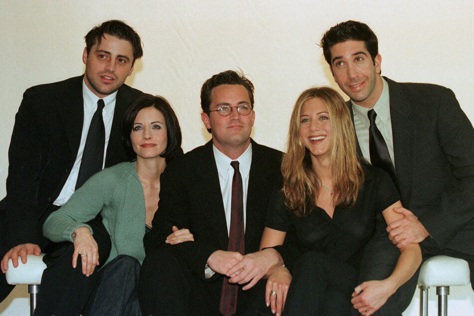 The cast of Friends (from l. to r.): Matt LeBlanc, Courteney Cox, Matthew Perry, Jennifer Aniston, and David Schwimmer.