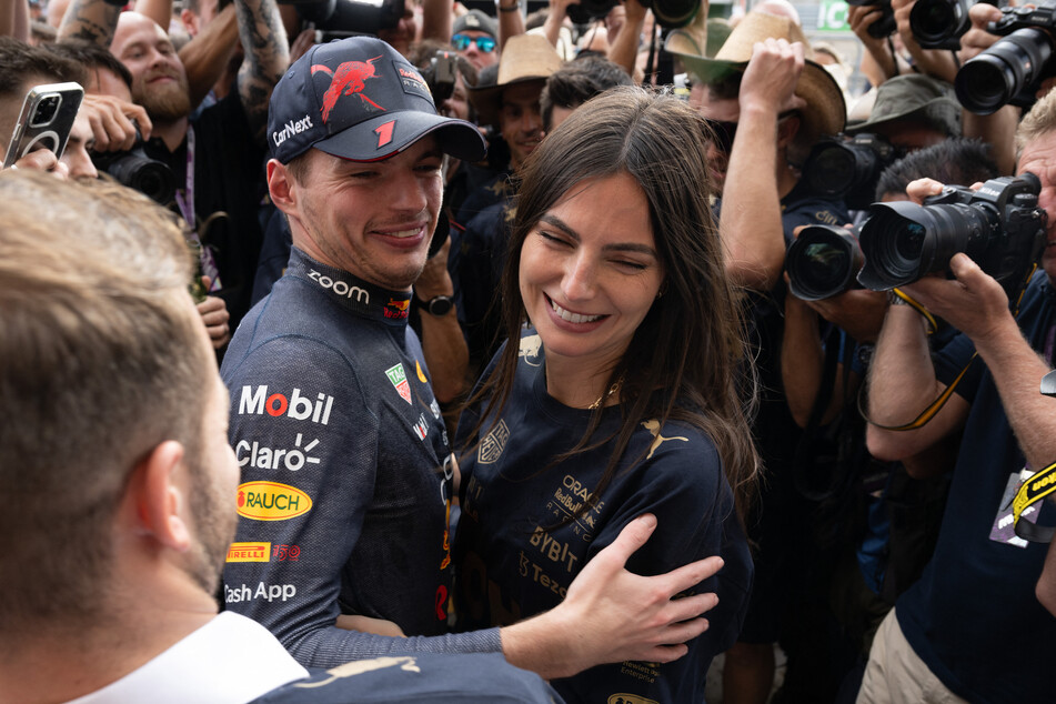 Max Verstappen (27) wird erstmals Vater, seine Freundin Kelly Piquet (35, r.) ist schwanger.