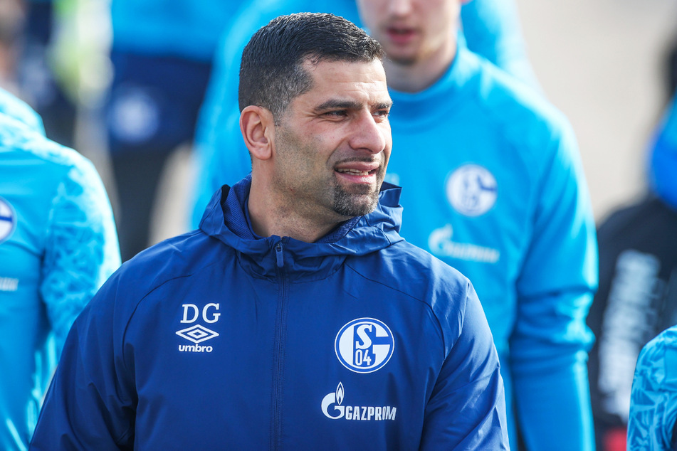 Der neue S04-Trainer Dimitrios Grammozis (42) verbreitet vor dem Kellerduell positive Stimmung.