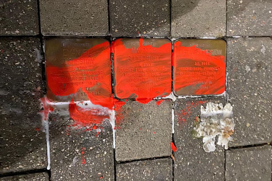 Am 15. November sind die Stolpersteine in Eilenburg mit roter Farbe beschmiert worden.