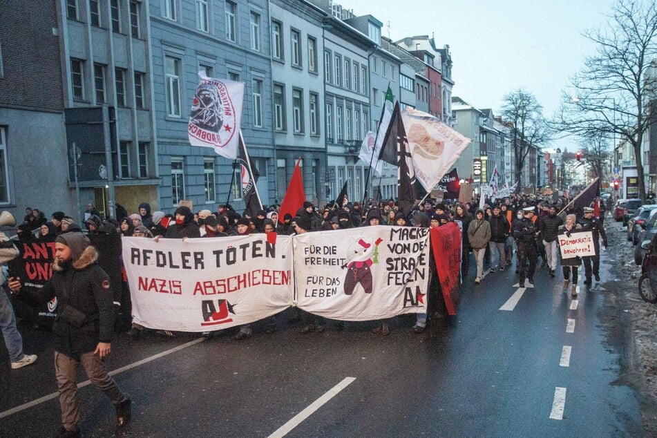 Das bei einer Demo in Aachen von der Antifa-Jugend mitgeführte Transparent stellt kein strafbares Verhalten dar.