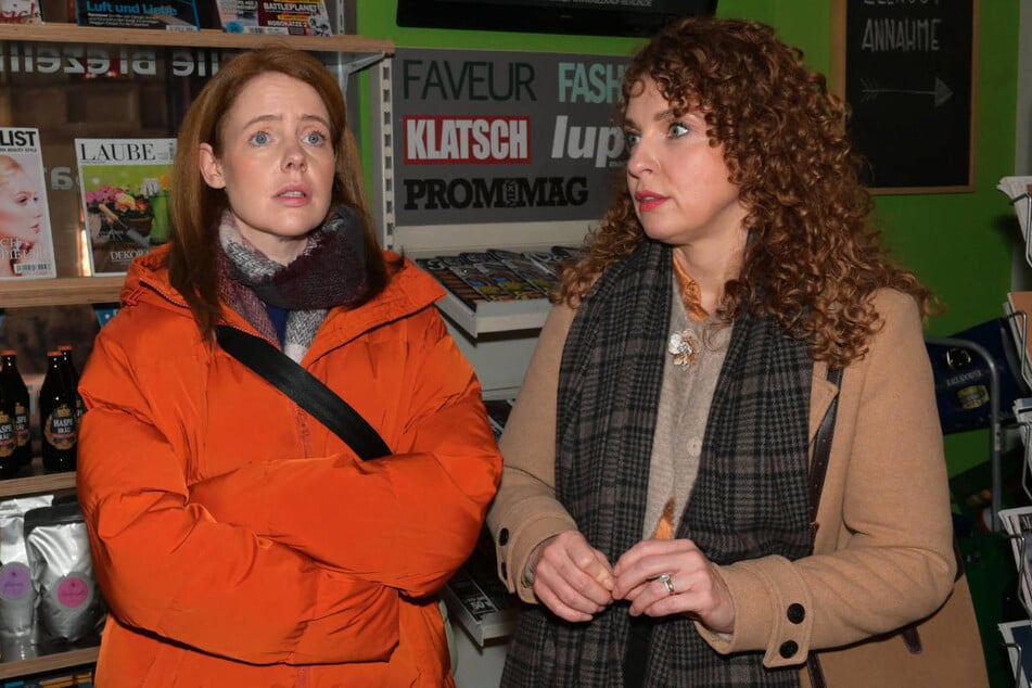 Nina (r.) hat nach ihrer unangenehmen Entdeckung ein schlechtes Gewissen gegenüber ihrer Tochter Toni.