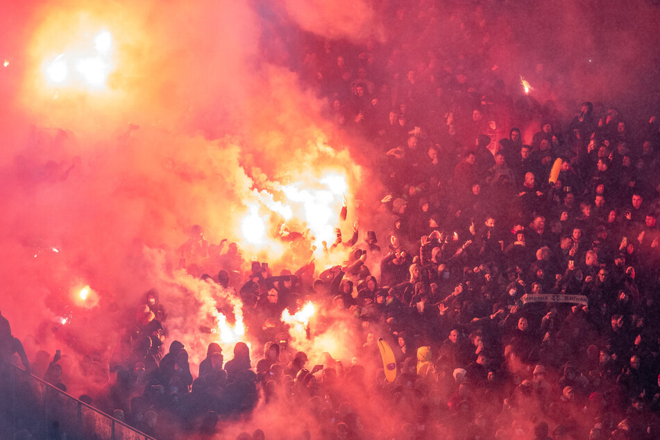 Die Feyenoord-Fans brannten vor dem Anpfiff ein ordentliches Feuerwerk ab.