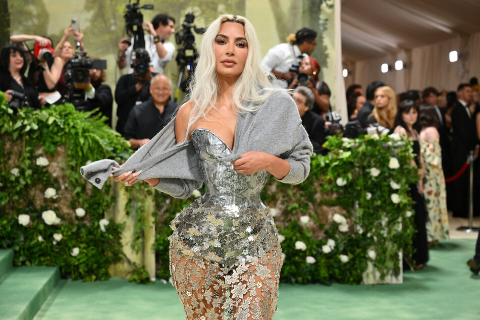 Das Kleid von Kim Kardashian (43) ist mit floralen Akzenten besetzt.