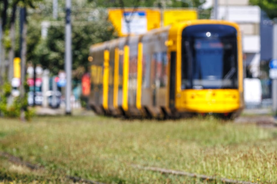 Dresden: In Bahn nach Prohlis: Mann masturbiert direkt vor Kindern