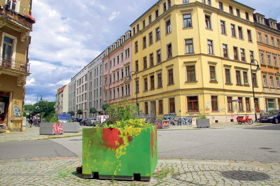 Nicht schön, aber wirksam: Im Hechtviertel hindern Blumenkübel Autofahrer im Kreuzungsbereich am Falschparken.