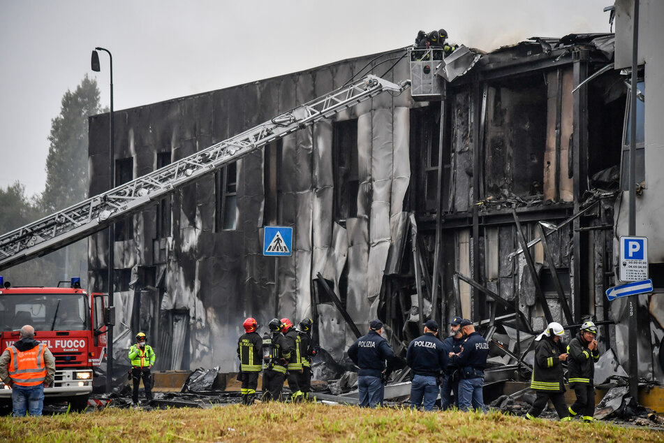 Durch den Flugzeugabsturz geriet ein leerstehendes Bürogebäude in Flammen.