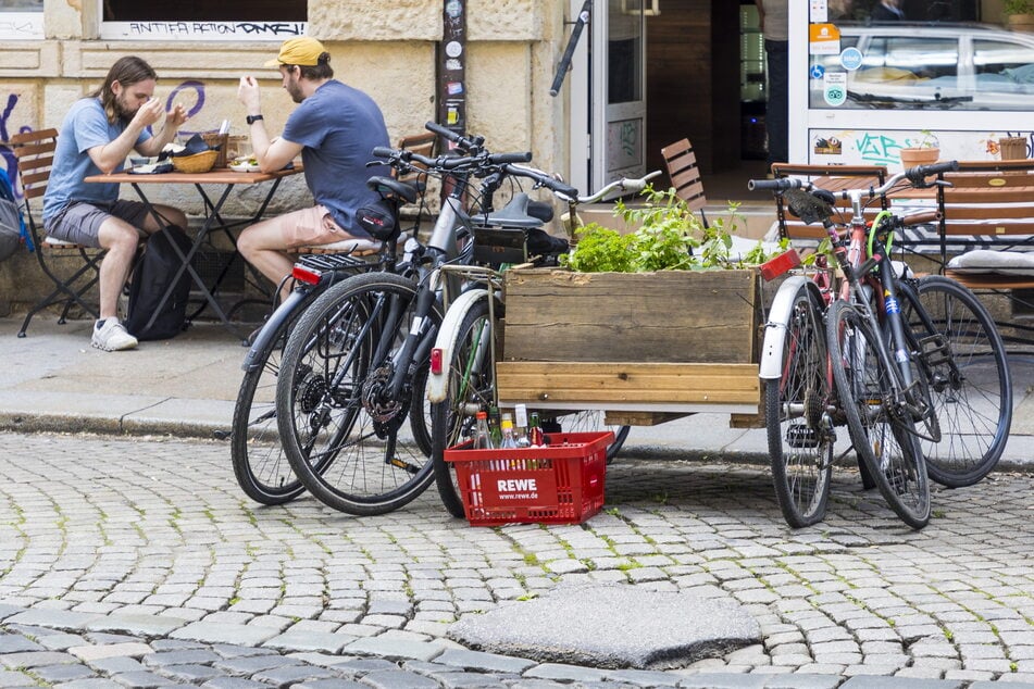 Außer gegen Bezahlung in Kneipen gibt es keine Sitzmöglichkeiten, um einfach mal zu verweilen.