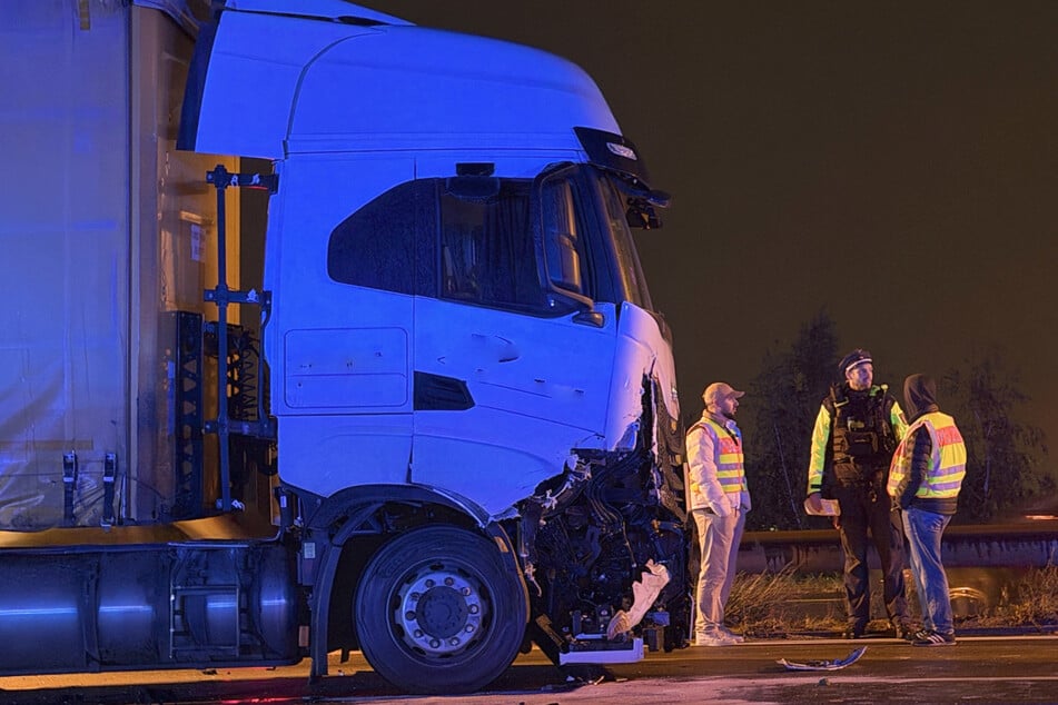 Auch der Lkw wurde in Mitleidenschaft gezogen.