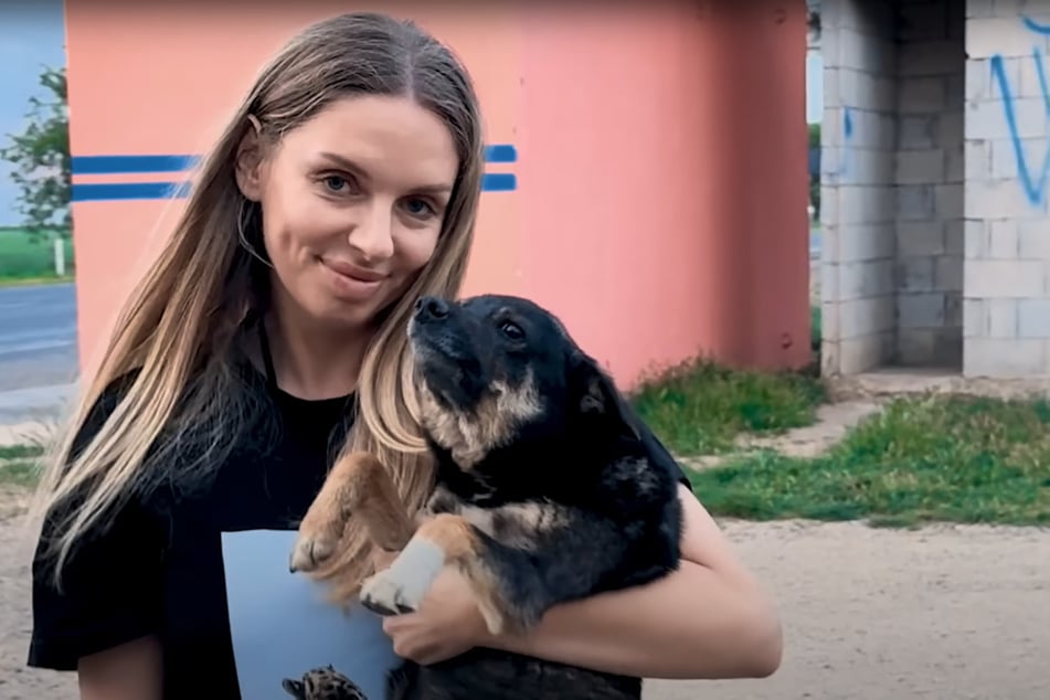 Olena lächelt, als sie die Hündin endlich in ihren Armen hält.