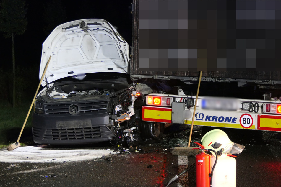 Ein Caddy und ein Lastwagen sind am Montag im Landkreis Leipzig zusammengestoßen.