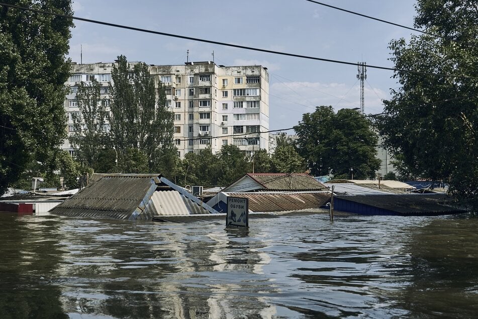 Die Fluten stiegen in der Südukraine weiter an und zwangen Hunderte von Menschen zur Flucht aus ihren Häusern.