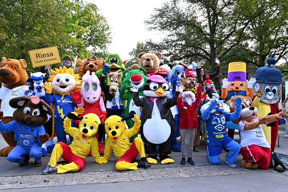 Die Maskottchen lassen sich am Samstag bei der Parkeisenbahn blicken.