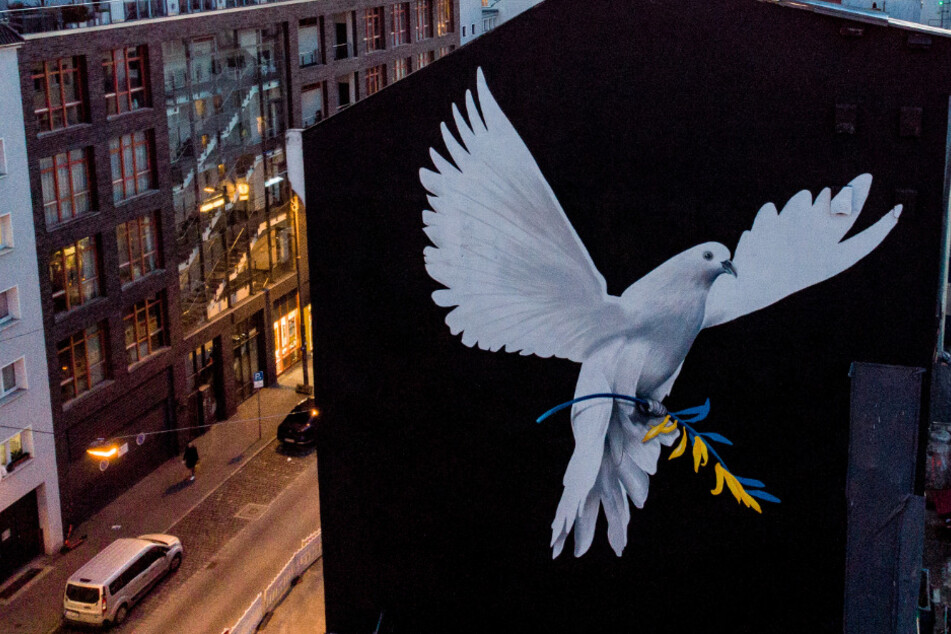 Kunst gegen Ukraine-Krieg: Riesige Friedenstaube "fliegt" vor der Skyline