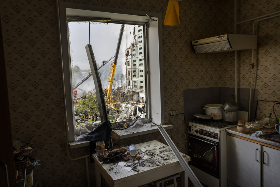 Ein Foto aus dem Inneren des Wohnhauses zeigt das verheerende Ausmaß der Zerstörung.