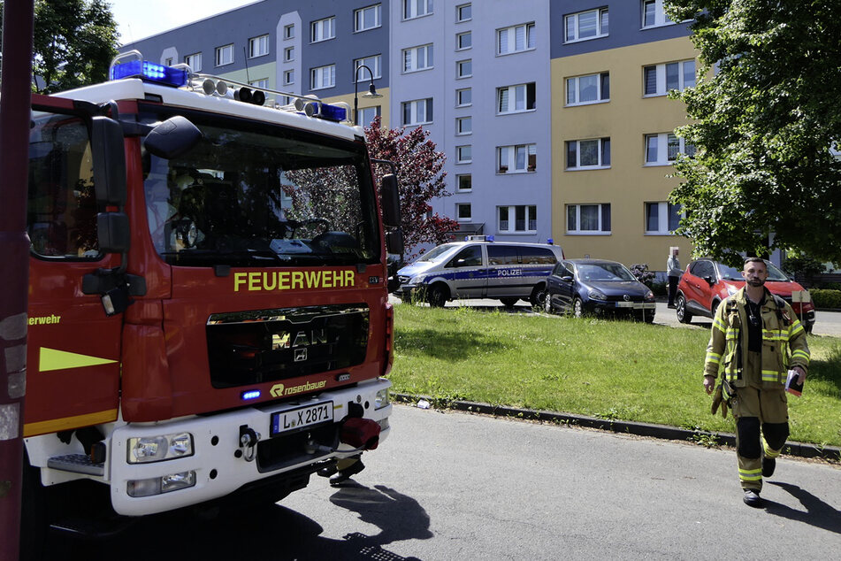Rauch aus einer Mehrfamilienhauswohnung sorgte am Freitag in Grimma für einen Einsatz von Polizei, Feuerwehr und Rettungskräften.