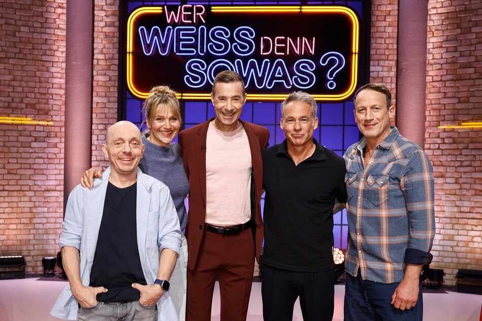 v.l.n.r.: Bernhard Hoëcker (56), Schauspielerin Tanja Wedhorn (54), Moderator Kai Pflaume (58), Schauspieler Marco Girnth (56) und Wotan Wilke Möhring (58)