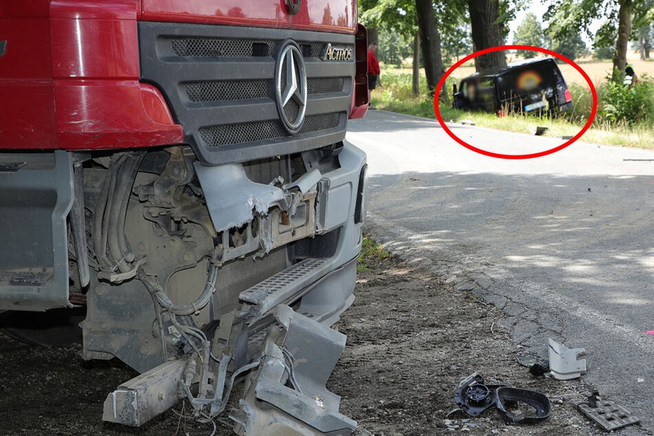 Lkw kollidiert nördlich von Dresden mit VW T6: Transporter landet im Graben
