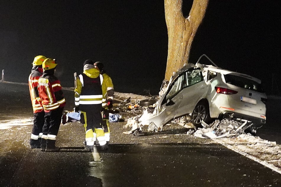 Bei dem Unfall ist der Fahrer des Seats aus dem Wagen geschleudert und tödlich verletzt worden.