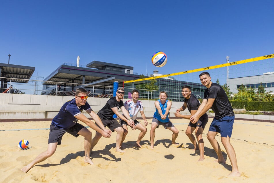 Die Beach-Volleyballer verabreden sich zwei- bis dreimal spontan fürs Feld. Sobald vier oder fünf Mann zusammenkommen, geht's los. Meistens sind es eher zwölf.