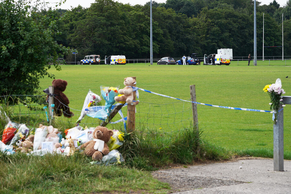 Blumen und Kuscheltiere wurden an einem abgesperrten Bereich in der Nähe der Stelle abgelegt, an der ein fünfjähriger Junge tot im Fluss Ogmore gefunden wurde.