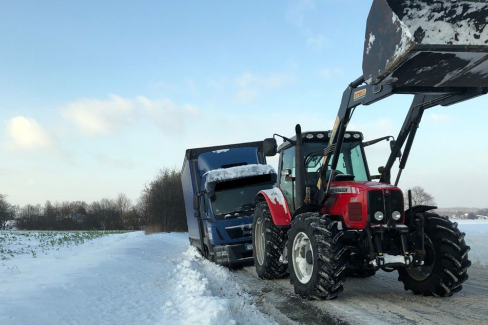Der Anwohner zögerte nicht lange und zog den Lkw-Fahrer mit seinem Traktor aus dem Schnee.
