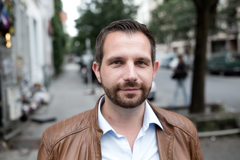 Der SPD-Abgeordnete Tom Schreiber (42) fordert eine Einzäunung des James-Simon-Parks.