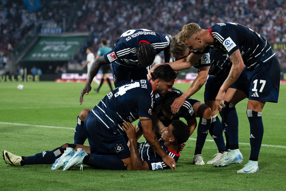 Jubel beim HSV: Die Hanseaten gewannen den Auftaktkracher beim 1. FC Köln knapp mit 2:1.