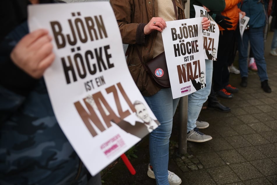 Demonstranten, die mit einem Plakat gegen Thüringens AfD-Chef Björn Höcke (52) protestieren, müssen weiter mit Ermittlungen gegen sich rechnen. (Archivbild)