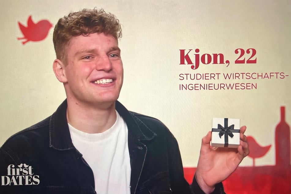 Kjon (22) weiß zu Beginn selbst nicht, was sich in dem Päckchen verbirgt.