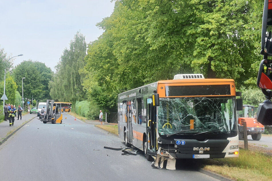 In Königswinter sind ein Gabelstapler und ein Linienbus miteinander kollidiert.