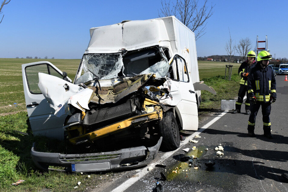 Ein Transporter ist auf der L92 in Brandenburg auf ein Traktorgespann aufgefahren.