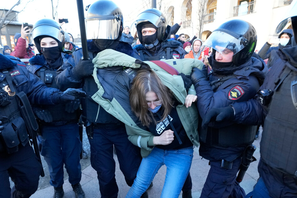 Die Polizei nimmt in St. Petersburg eine Demonstrantin während einer Aktion gegen Russlands Invasion in die Ukraine fest.