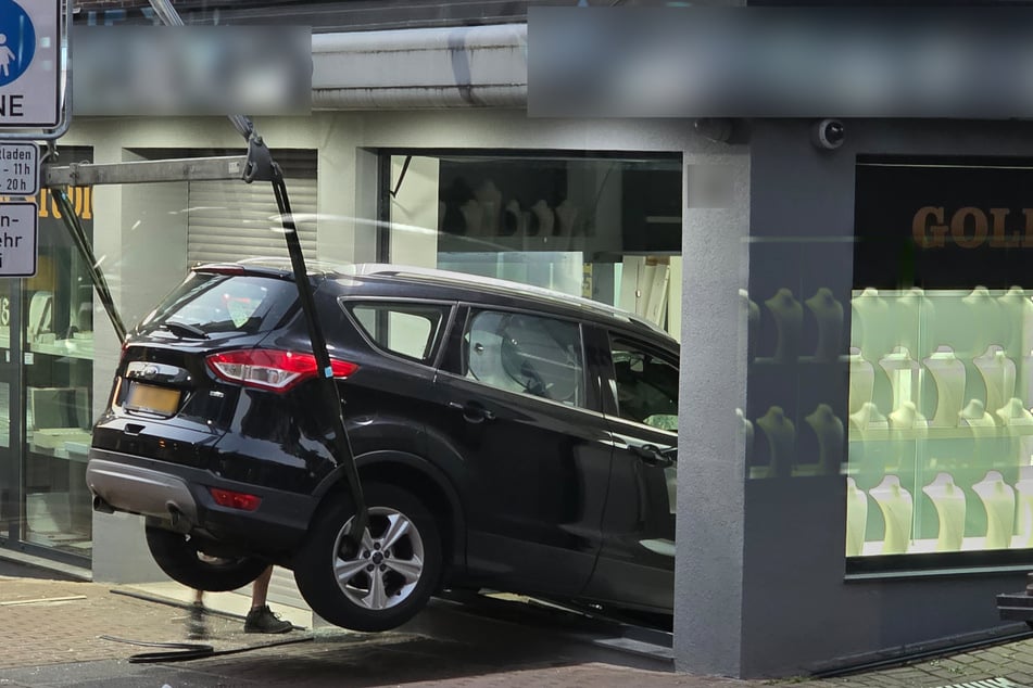 Juwelendiebe brettern mit Auto in Geschäft: Lange können sie sich über ihre Beute aber nicht freuen