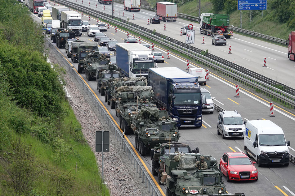US-Konvoi blieb stecken: Auf der A4 hinter dem Dreieck-Dresden-West kam es am Montagmorgen zu erheblichen Verkehrseinschränkungen.