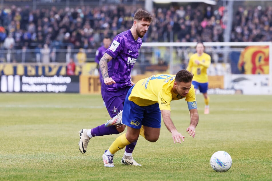 Bruchlandung: Leipzigs Farid Abderrahmane (r.) fällt im Zweikampf mit Eric Uhlmann.