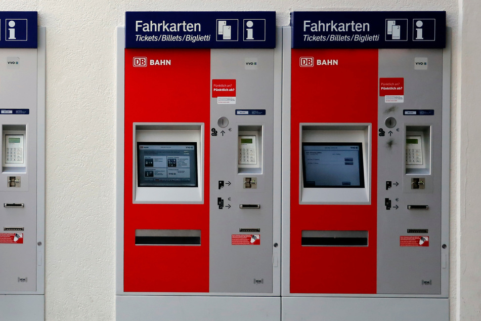 Dresden: Zeugen gesucht: Täter versuchen Fahrkarten-Automaten in Dresden aufzubrechen