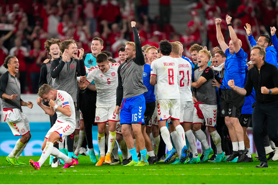 Sie können es wohl selbst kaum glauben: Mit dem ersten Punktgewinn bei der EM schaffte Deutschlands Nachbar den umjubelten Sprung ins Achtelfinale.