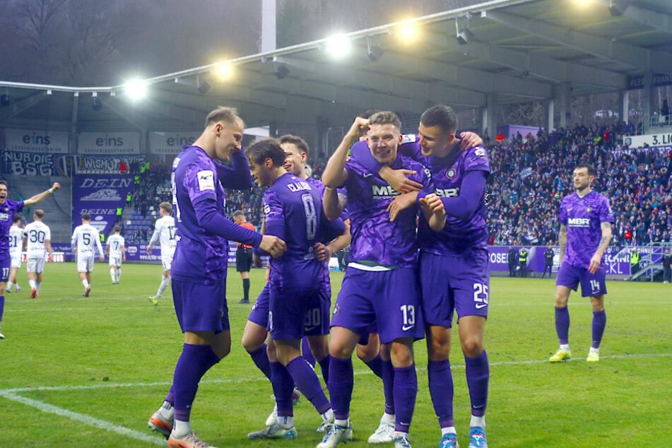 Erik Majetschak (25, 3.v.r.) ließ seine Auer gegen Schweinfurt jubeln.