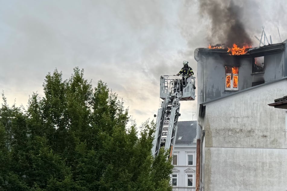 Brände halten Feuerwehr in Atem: Stundenlanger Großeinsatz, zehn Menschen in Klinik