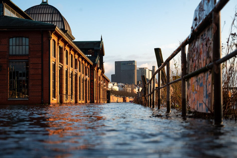 Die erste Sturmflut des Jahres umspült Teile der Fischauktionshalle und des Fischmarkts.