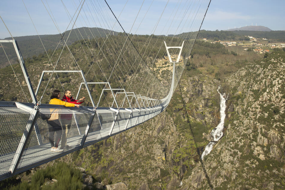 Fußgänger haben die Brücke "516 Arouca" schon getestet.