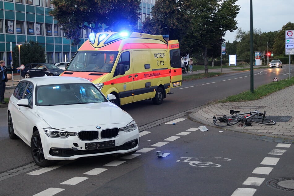 Unfall in Markkleeberg: Radfahrer kracht in Frontscheibe von Auto