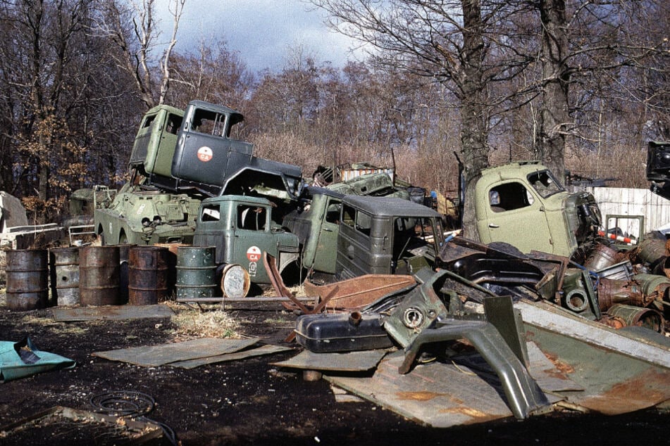 Im Februar 1992 türmten sich auf dem ehemaligen Militärgelände Schrottfahrzeuge, aus rostigen Fässern lief Flüssigkeit aus. (Archivfoto)