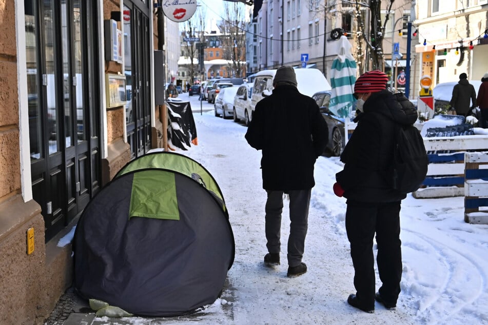 Wenn Obdachlose Menschen keine Wohnung finden, sind sie oft dazu gezwungen auf der Straße zu schlafen - auch bei schlimmen Wetterbedingungen. (Symbolbild)