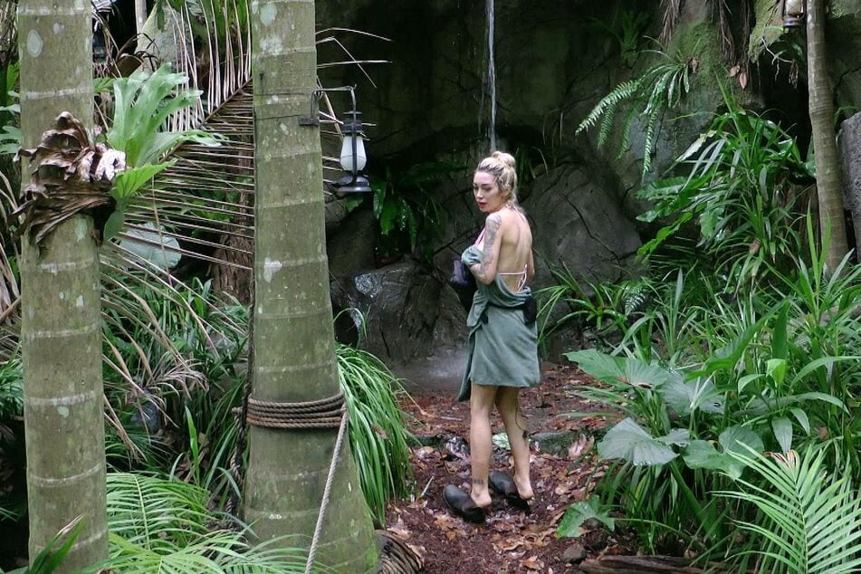 Eine ordentliche Intimrasur lässt Ariel auch im Dschungel nicht schleifen.