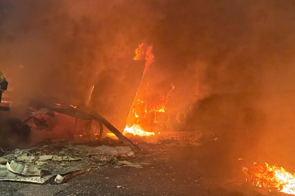 Mehrere Fahrzeuge standen in Burgstädt in Flammen.
