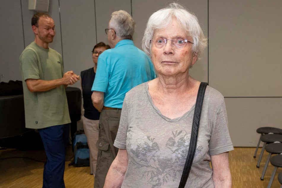 Anwohnerin Karin Schiffel (84) verärgert die sich noch verschärfende Parkplatznot.